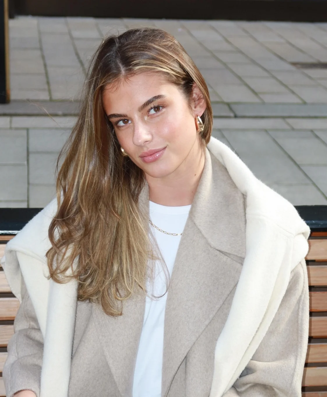 Jule im beigen Mantel mit Wildledertasche, Porträt