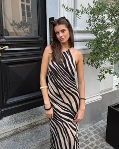 Jule Charlotte im Zebrakleid vor einer schwarzen Altbautür